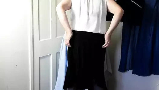 Dee soyunuyor ve işe hazırlanıyor