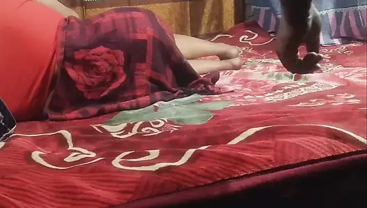 Güzel üvey kız arkadaşını evde tek başına buluyor, yenge onu onunla sikişmeye zorluyor