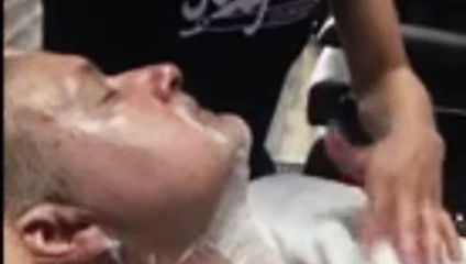 Yüzünü tıraş eden berber