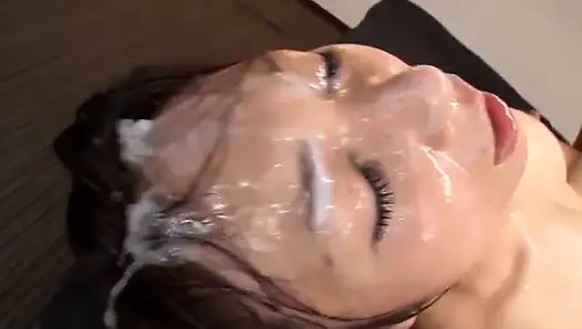 Olgun güzellik korunmasız zevk anında ham tutkuyla tanışıyor