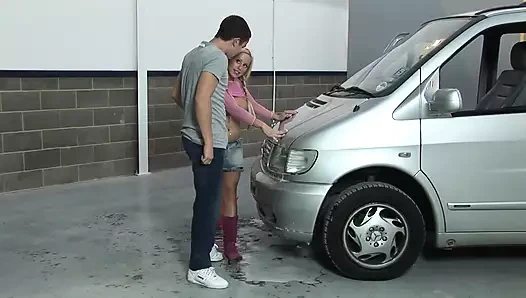 Sürtükler Savannah Gold ve arkadaşıyla üçlü seks partisi