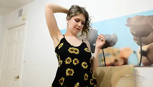 Kayısı soyunuyor ve kıllı amcığını doruk noktası için okşuyor