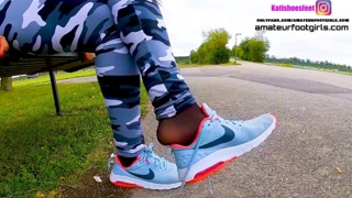 Kız terli nikeler ve kokulu naylon çoraplar gösteriyor