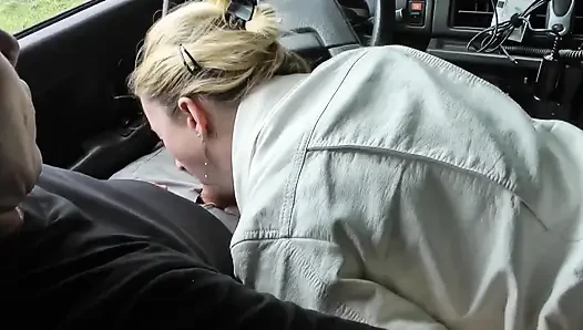Age gap sarışın Alman bebek açık havada büyük yarakla sikiliyor