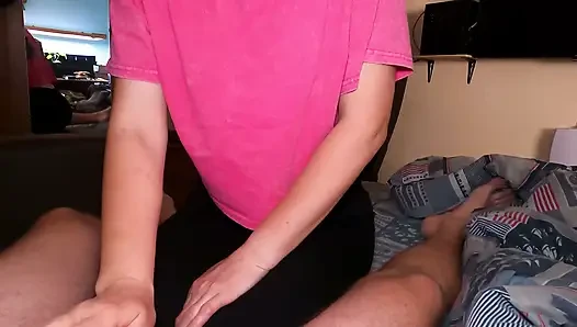 Üvey kız kardeşim çabucak yarağımı sıvazladı!