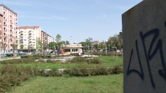 Genç adam teyzesini baştan çıkarıyor ve sert sikişiyor