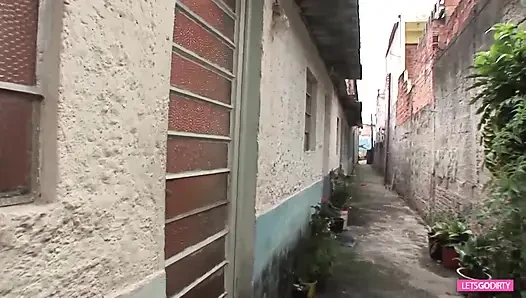 Lezzetli ve kalın latin kanepede ateşli seks yapıyor