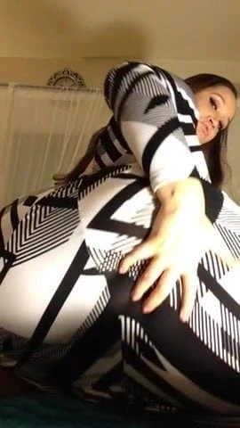 o seksi kıçını sallama