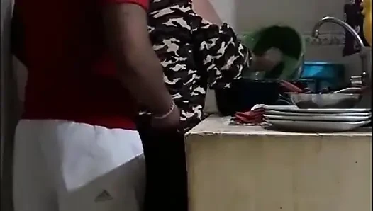 Çalışan bulaşık yıkarken sikiliyor - karım neredeyse bizi yakalıyor