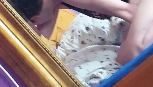 vor dem Spiegel besorgt