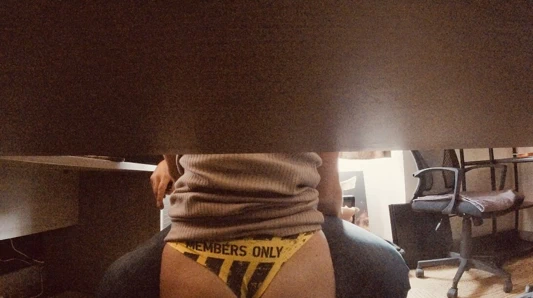 Sekreter patronunu masanın altında emiyor ve her şeyi yutuyor!