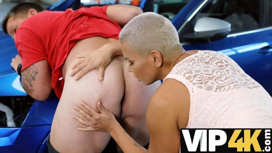 RIM4K. Avrupalı genç erkek avcısı, çalışkan kocasına akşam yemeği ve göt yalama getiriyor