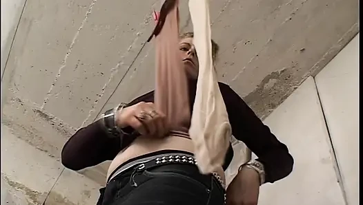 Sarışın bebeğin vahşi çamaşır odasında elle muamele ve orgazm