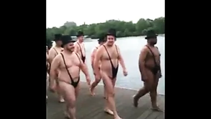 Tanga mayo giyen yaşlı erkekler