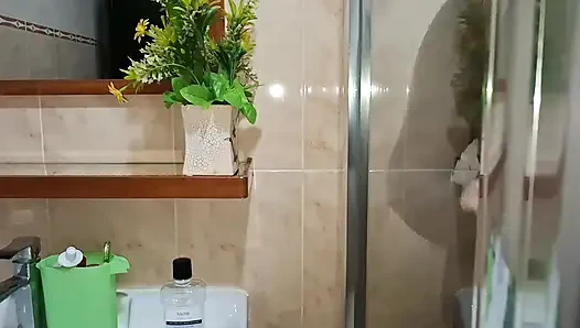 Eski sevgilim beni duş alırken filme alıyor.