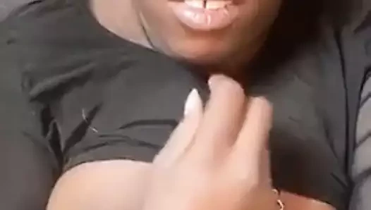 Siyah kızın meme ucu kıskaçları