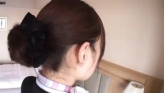 Orta yaşlı bir adam ve bir uçuş görevlisi.