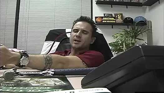 Sarışın orta yaşlı seksi kadın kanepede vibratörle mastürbasyon yapıyor