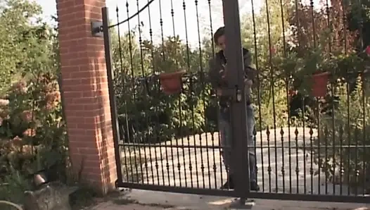 Masum genç kız sürtük üvey annesinin bir yabancıyla sikiştiğini öğreniyor