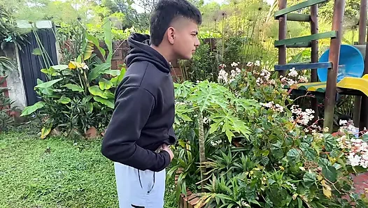 Ev bahçıvanım beni mastürbasyon yaparken görüyor ve azıyor, bu yüzden büyük yarağını sokmama izin vererek onu memnun etmeye karar veriyorum.