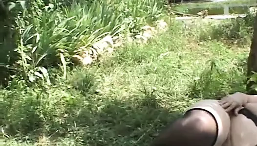 İnce ve şişman hatun emmek ve birbirlerinin amlarını parmaklamak