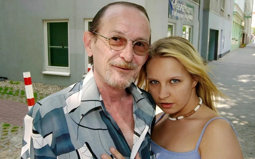 Seksi sarışın yaşlı yarağı emiyor