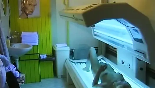 Bu sevimli Alman bebek mükemmel amcığıyla oynamayı bırakamıyor