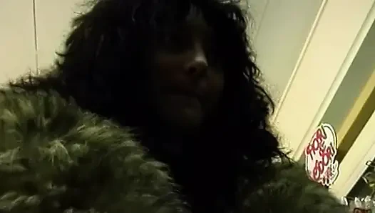 Azgın orta yaşlı seksi kadın otoyol macerasında büyük dildo dolduruyor