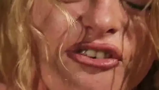 Klasik sarışın orta yaşlı seksi sürtük sert sikişiyor