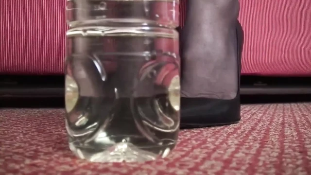 Güzel orta yaşlı seksi kadın şişeye işiyor ve kölesini püskürtuyor