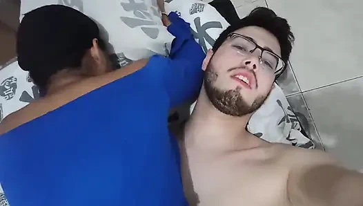 Genç amatör çift ev yapımı porno videoları çekiyor