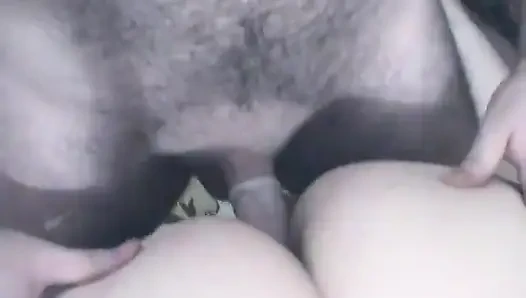 İri göğüslü dövmeli iri güzel kadın yarağa biniyor ve sonra boşalıyor