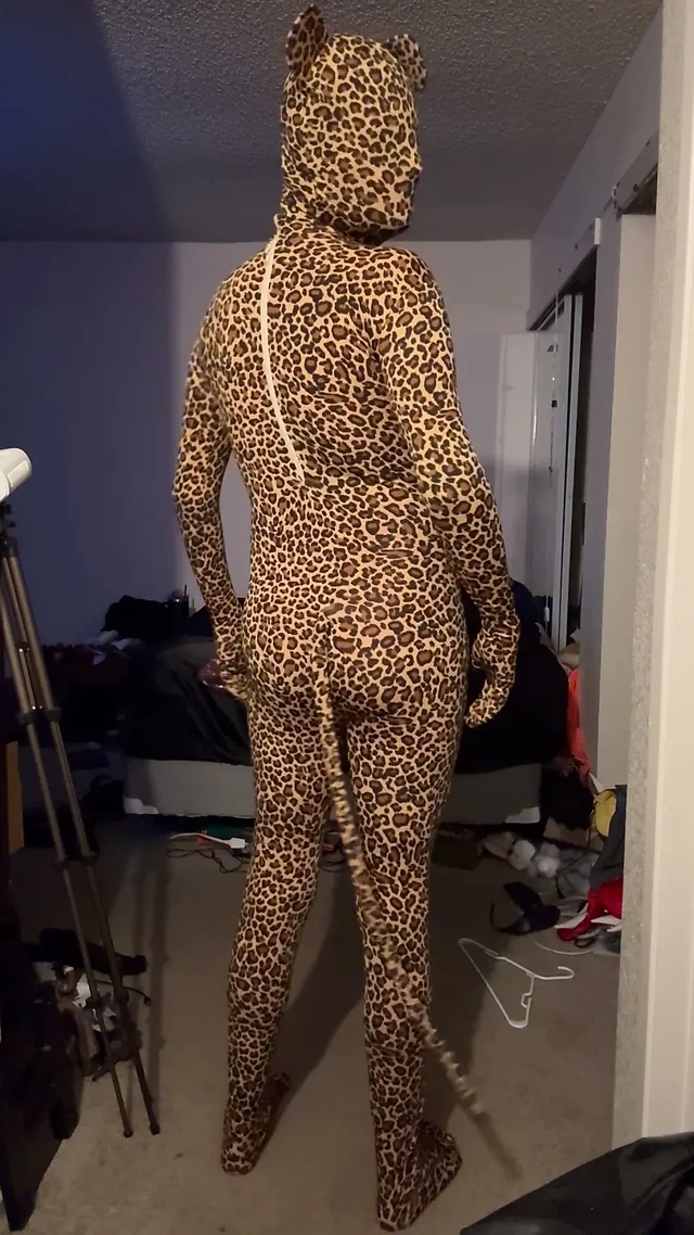 Güzel zentai bebek giyiniyor ve biraz eğleniyor