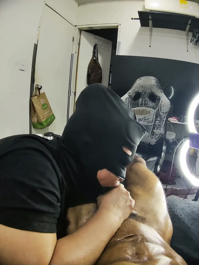 Gırtlağına kadar şampiyon siyah maske 3