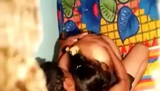 Padosi bhabhi ki uska yaar rat me chodne aaya