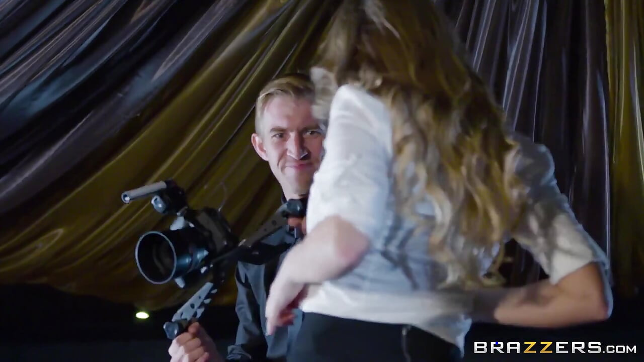 Brazzers - Danny film çekmeye çalışıyor ama sonunda en iyi yaptığı şeyi yapıyor, Viola Bailey'i sikiyor