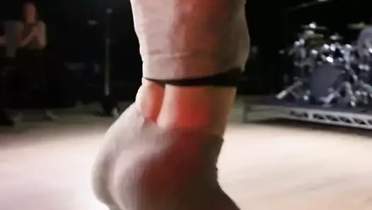 Jennifer lopez büyük poposunu sallıyor