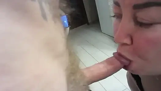 Sulu kayınvalide yarağımı emiyor