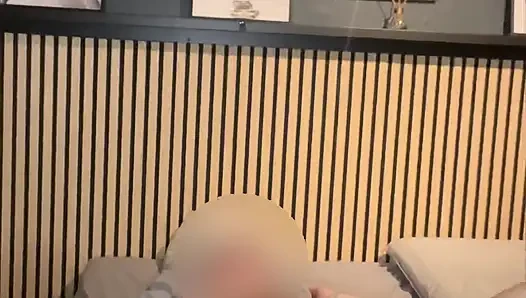 Evde yalnızken ve yapay penisinle oynamak istediğinde.