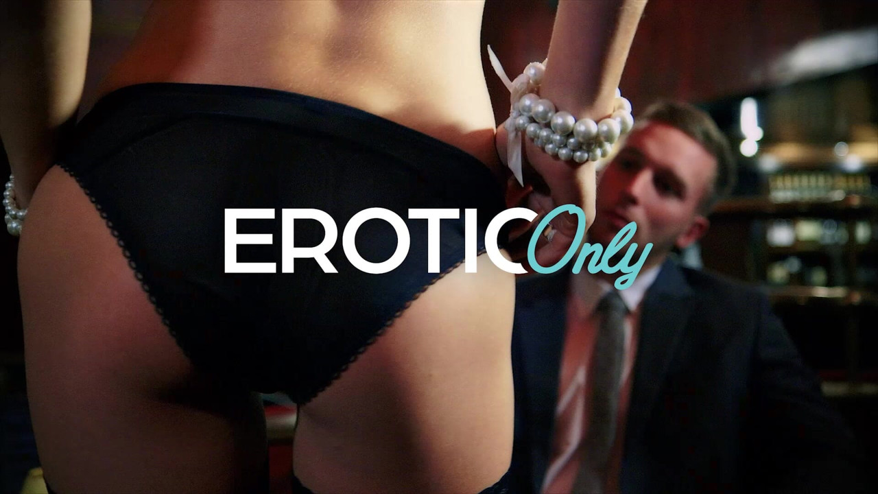 Sarışın orta yaşlı seksi kadın ve dövmeli esmer açık erotik sahnelerde