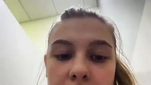 Mükemmel göte büyük anal tıkaç. Pembe amcığı parmaklıyor