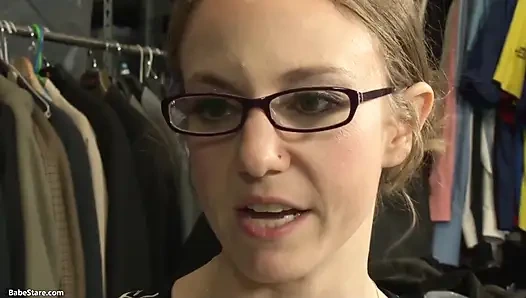 Dolaptaki kızlar bu tabu sikişte oyuncaklarını çıkarıyor