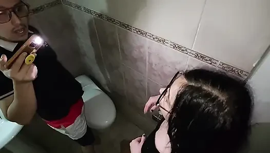 Üvey Kuzenim Beni Tuvalette Böyle Yakalıyor.
