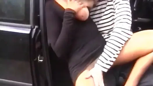 Arızalı bir sürücü sanayi bölgesinin ortasında taksiyle sikiliyor!