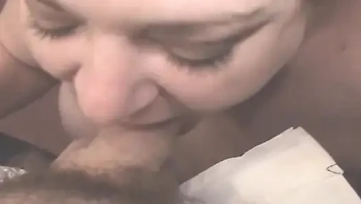 Olgun sarışın orta yaşlı seksi kadın büyük zenci yarağına biniyor