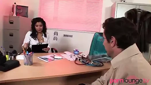 Büyük memeli patron bebek parmaklı alır