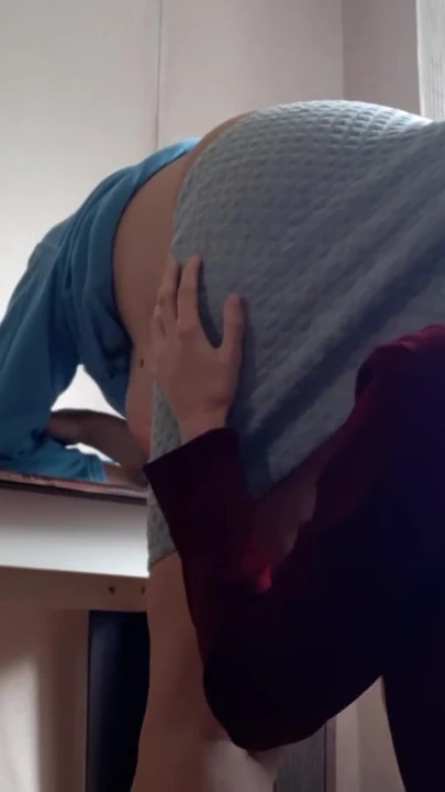 Terfi için orta yaşlı seksi patronumun götünü uzun süre yalıyorum | Klip 1