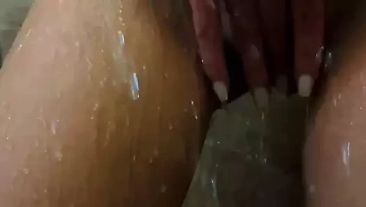 Genç üvey kız kardeş duş alıyor