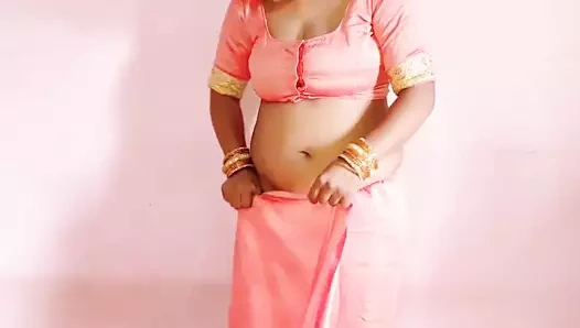 Adım annem seksi bir sari giyiyor