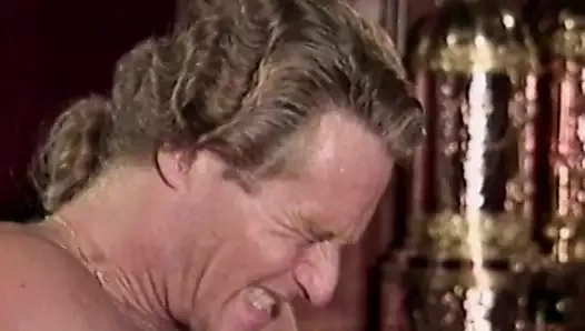 İri göğüslü sarışın kadın amını yalıyor sonra sikiliyor ve barda kremalanıyor